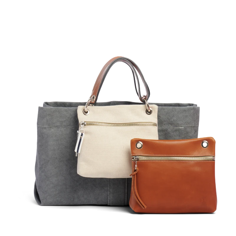 sac de ville modulable en coton gris avec des anses en cuir naturel et ses pochettes yole écrue et cuir gold