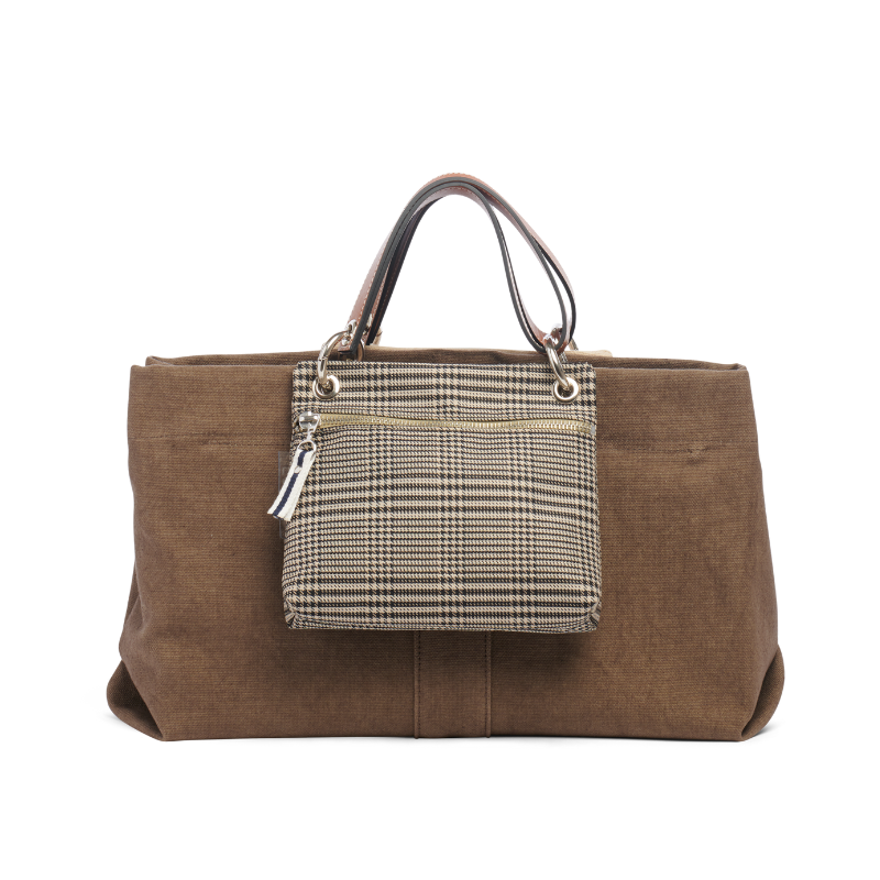 pochette yole en polyester prince de Galles accroche sur un sac canotage medium taupe