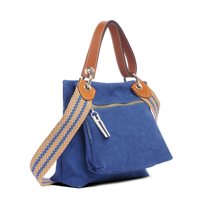 pochette yole en coton bleu roi accrochee sur un equipier bleu roi avec une anse canotage en cuir gold et une sangle naturel cobalt