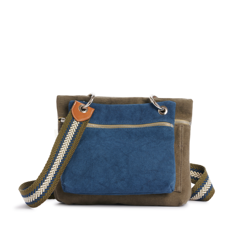 pochette yole en coton bleu canard accrochee à un equipier kaki et à une sangle tribal army