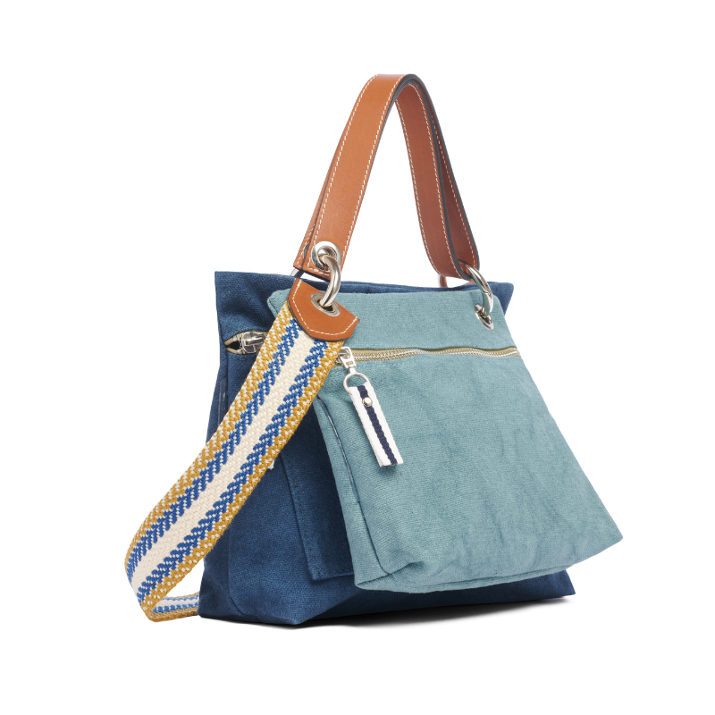 pochette yole en coton bleu français accrochee à un equipier bleu canard à une anse canotage en cuir et à une sangle tribal pain d'epice