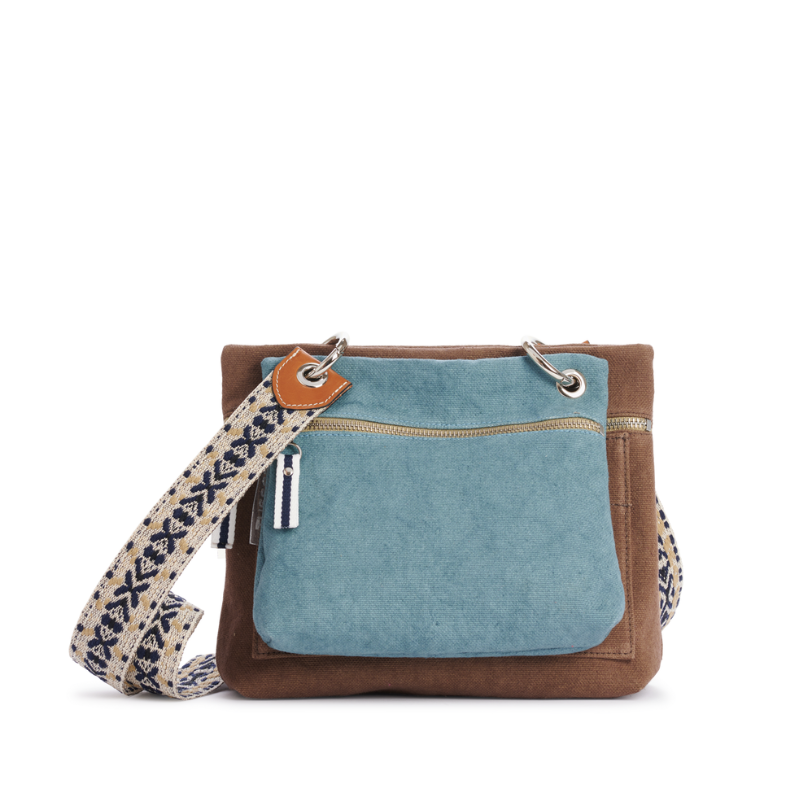 pochette yole en coton bleu français accrochee à un equipier terrei et à une sangle béat chic marine