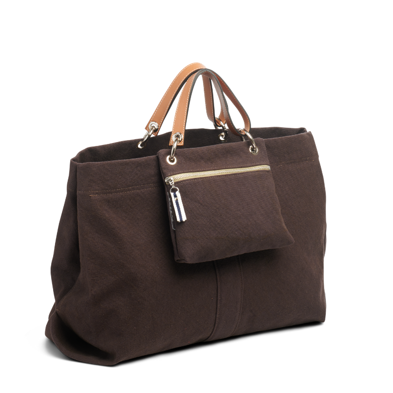 pochette yole en coton chocolat accrochée sur un sac canotage large chocolat