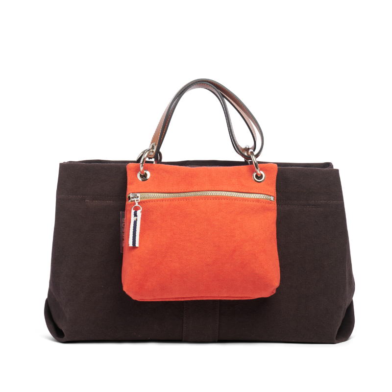 pochette yole en coton corail accrochee à un sac canotage medium chocolat