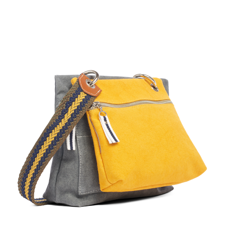 pochette yole en coton jaune accrochee à un equipier gris avec une sangle tribal or