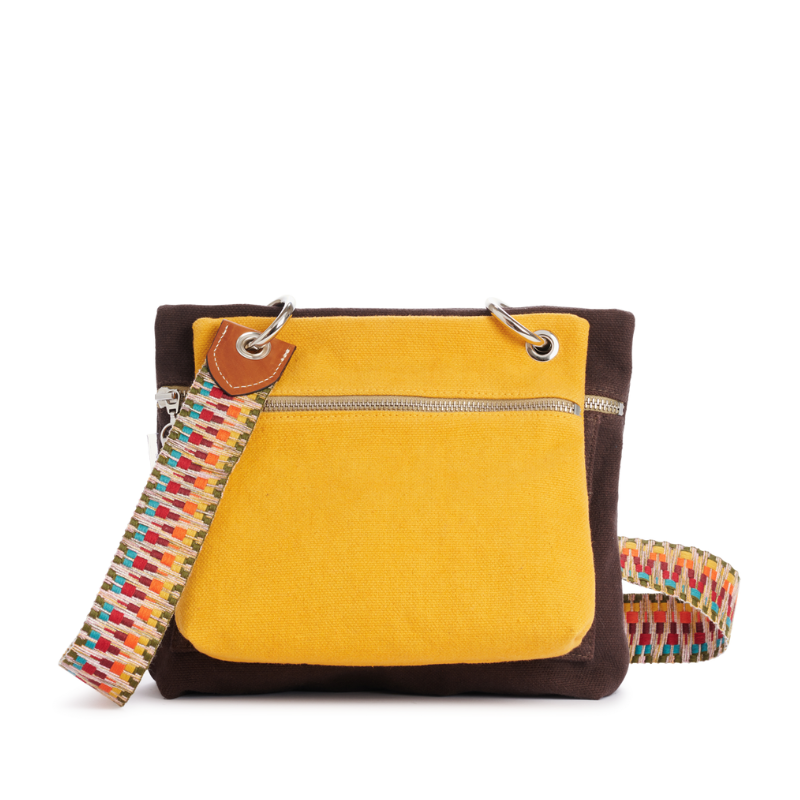 pochette yole en coton jaune accrochee sur un equipier chocolat avec une sangle pachamama