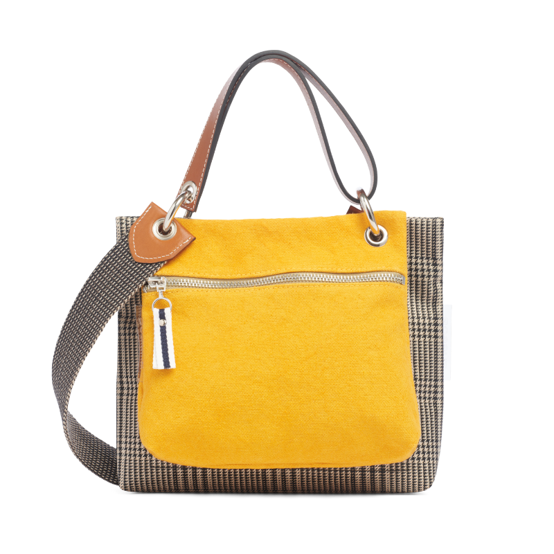 pochette yole en coton jaune accrochee à un equipier polyester prince de Galles avec une anse en cuir gold et à une sangle grisee
