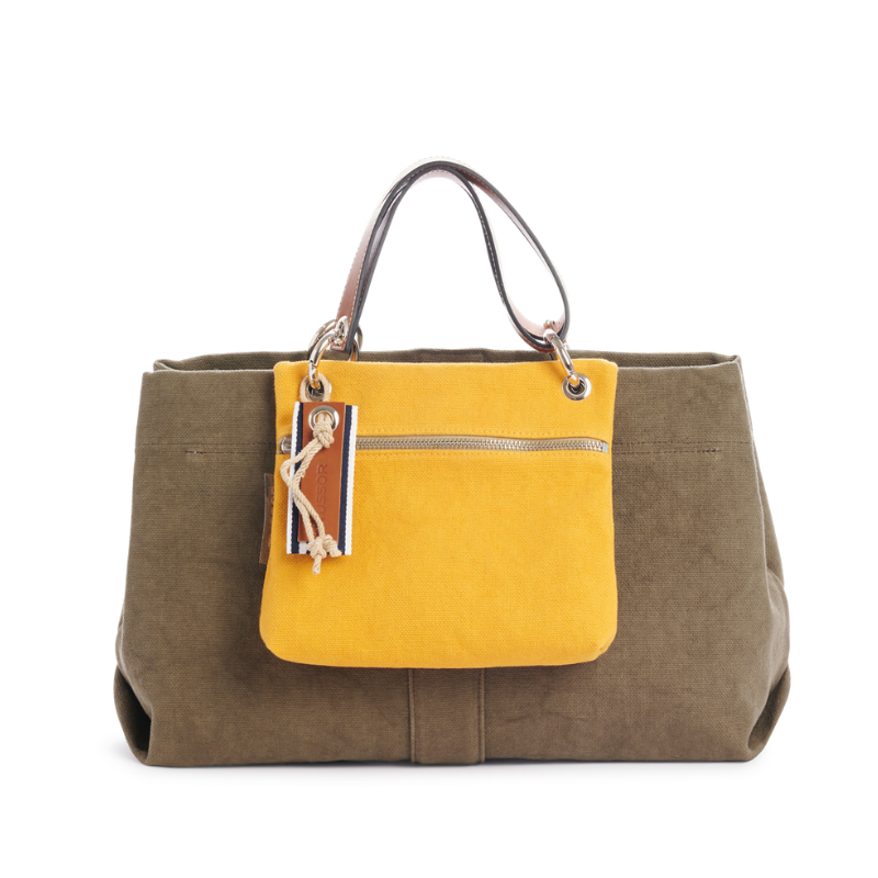 pochette yole en coton jaune accrochee à un sac canotage medium kaki