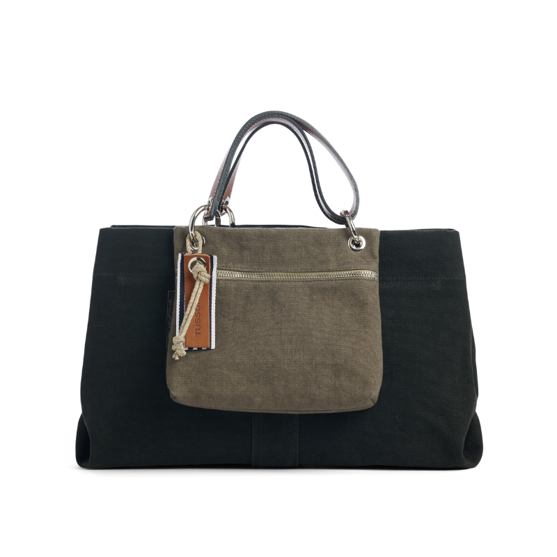 pochette yole en coton kaki accrochee à un sac medium noir