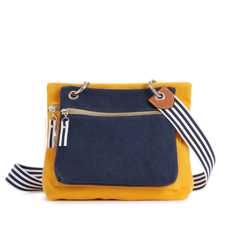 pochette yole en coton marine accrochee à un equipier jaune et à une sangle rayures marines par des mousquetons