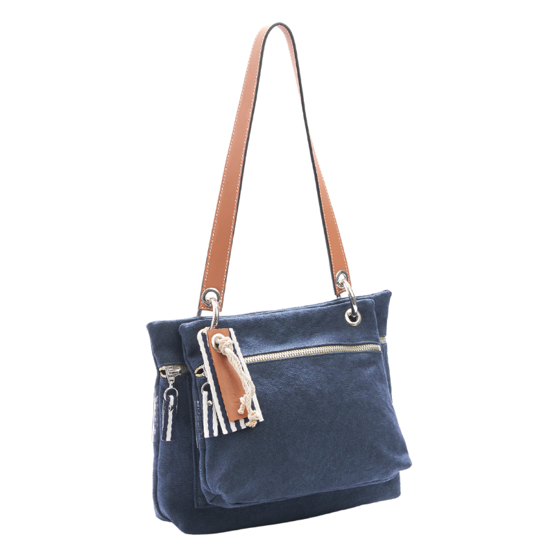 pochette yole en coton marine accrochee à un equipier marine et à une anse canotage en cuir naturel gold