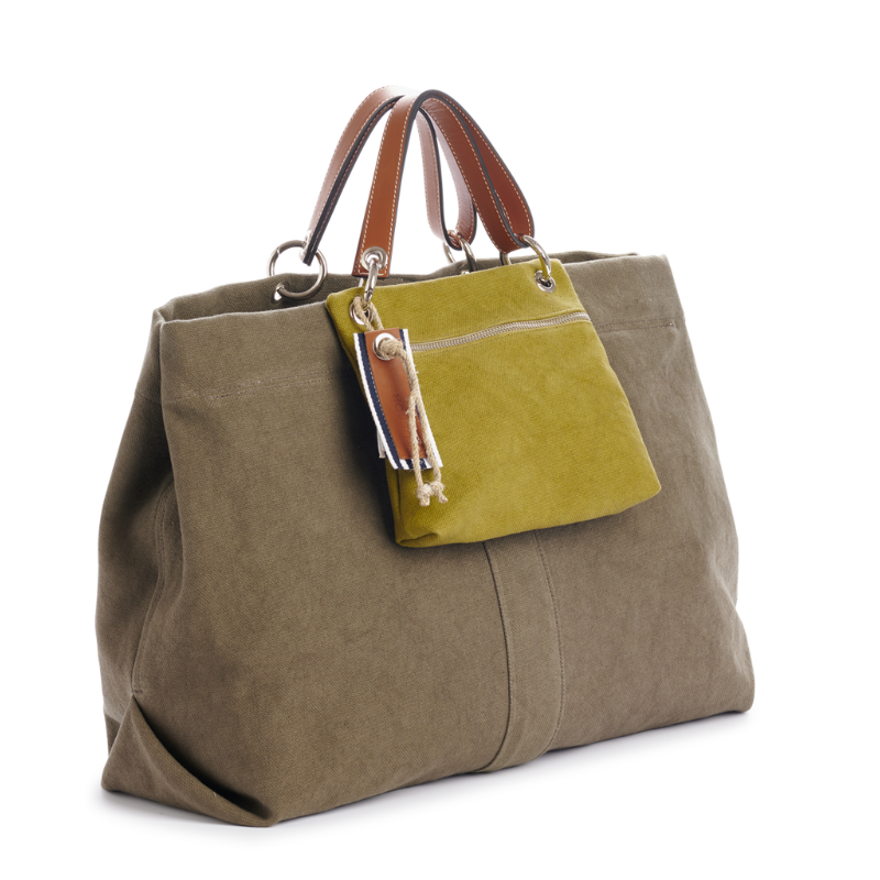 pochette yole en coton olive accrochee à un sac canotage large kaki