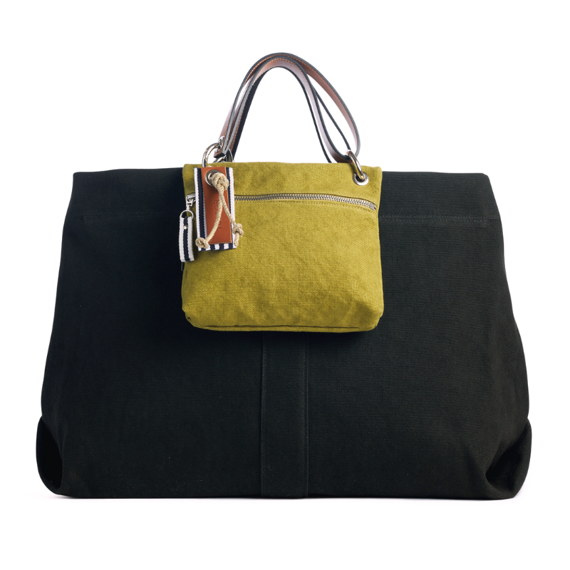 pochette yole en coton olive accrochee à un sac canotage large noir