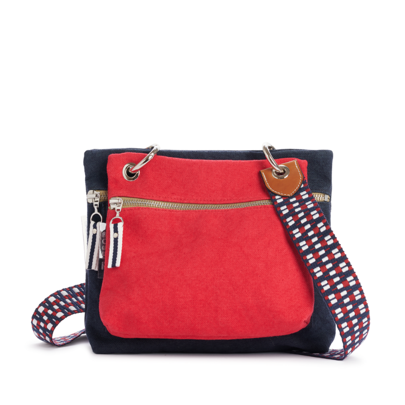 pochette yole en coton rouge accrochee sur un equipier marine avec une sangle la française et des mousquetons