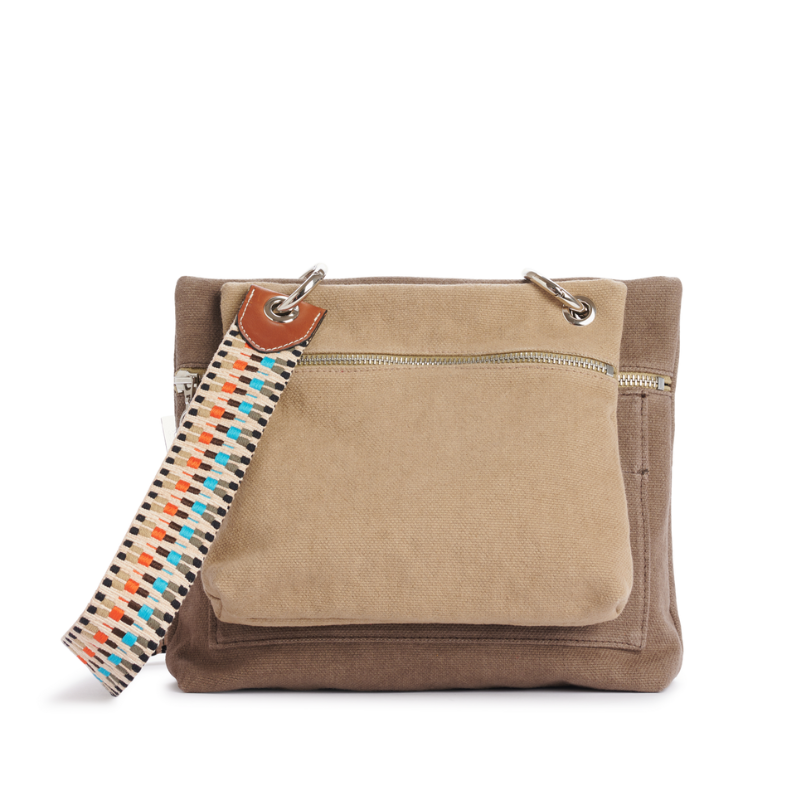 pochette yole en coton sable accroche sur un equipier taupe avec des mousquetons et une sangle quetzal