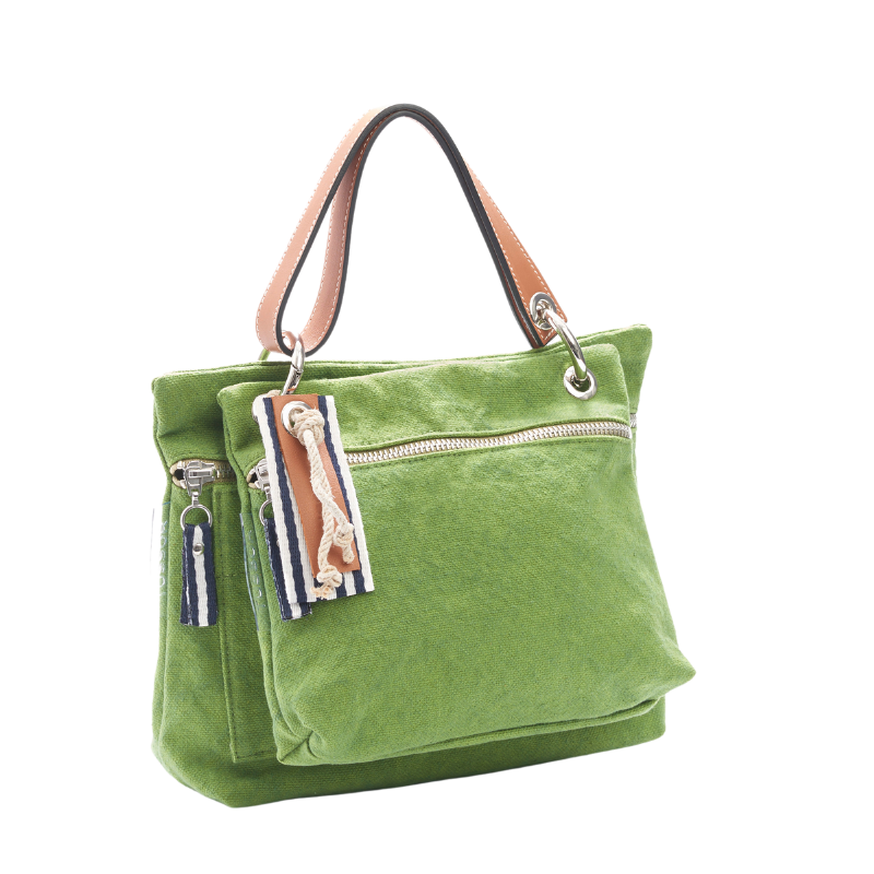 pochette yole en coton vert accrochée sur un equipier vert avec une anse canotage en cuir gold