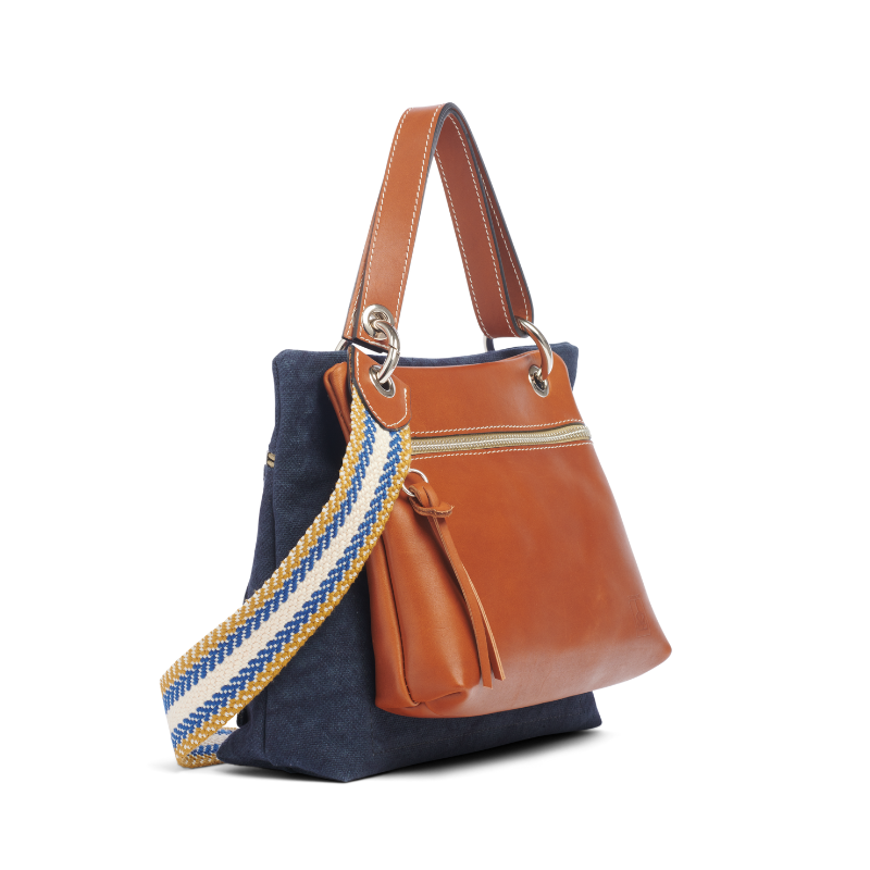 pochette yole en cuir naturel gold accrochee sur un equipier marine avec une anse canotage et une sangle tribal pain d'epice