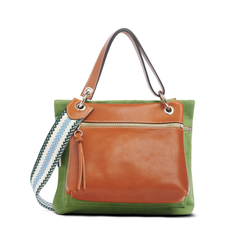 pochette yole en cuir naturel gold accrochee sur un equipier vert avec une anse canotage et une sangle tribal vert