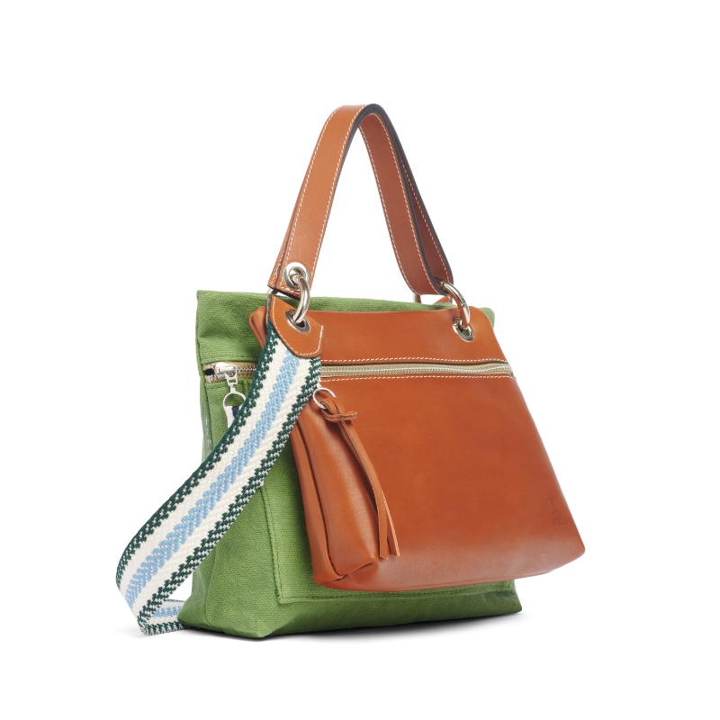 pochette yole en cuir naturel gold accrochee sur un equipier vert de profil avec une anse canotage et une sangle tribal vert