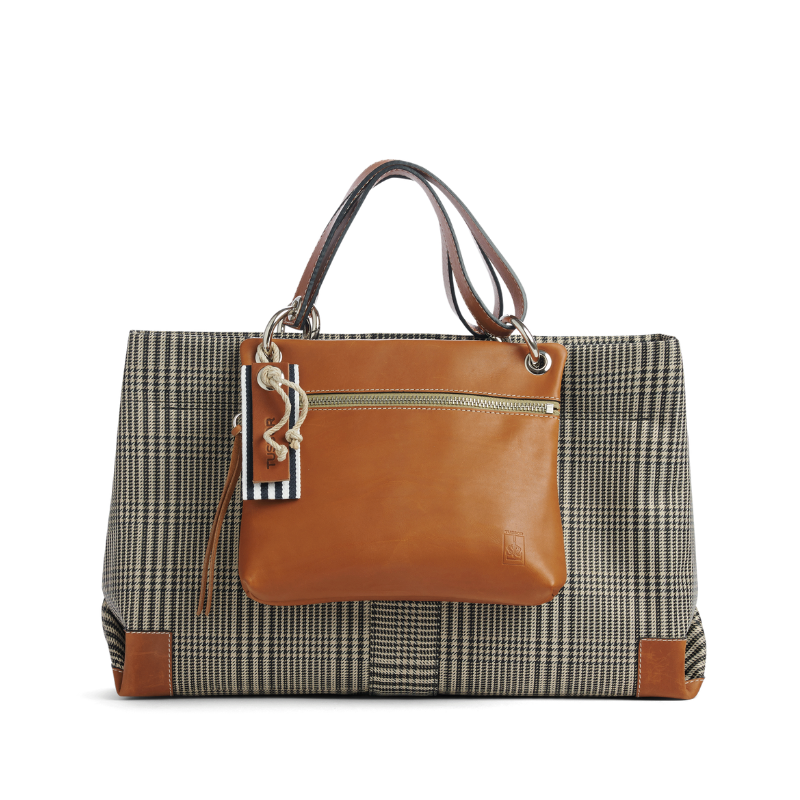 pochette yole en cuir naturel gold accrochee sur un sac canotage en polyester prince de Galles