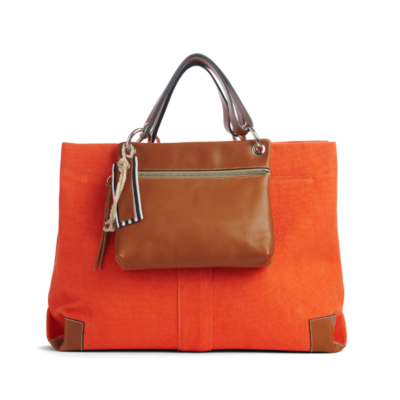 pochette yole en cuir naturel gold accrochee sur un sac canotage working corail