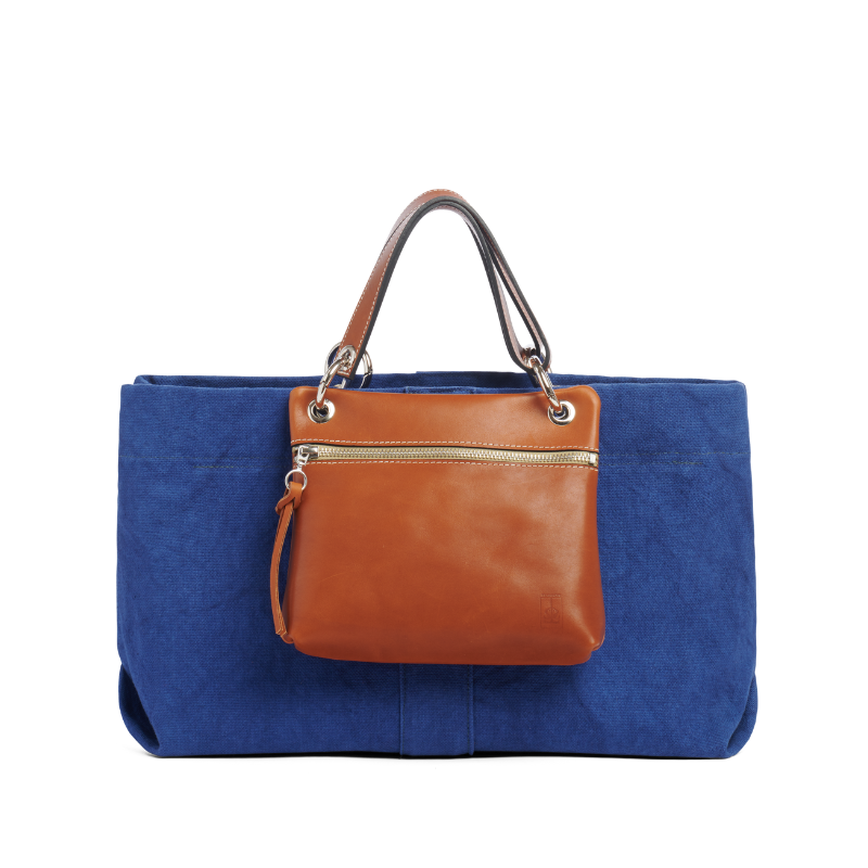 pochette yole en cuir naturel gold accrochee sur un sac canotage medium bleu roi