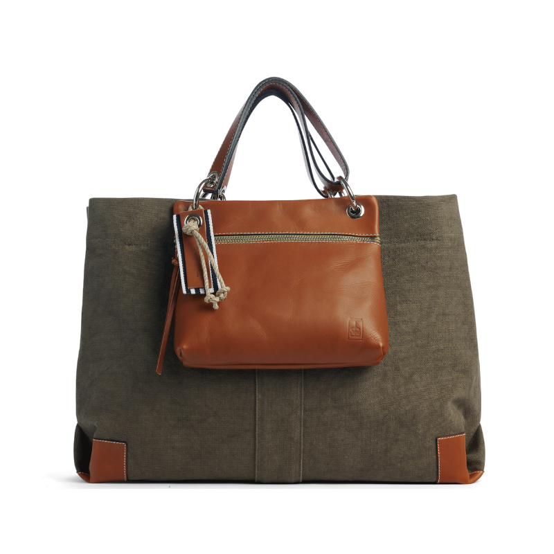 pochette yole en cuir naturel gold accrochee sur un sac canotage working kaki