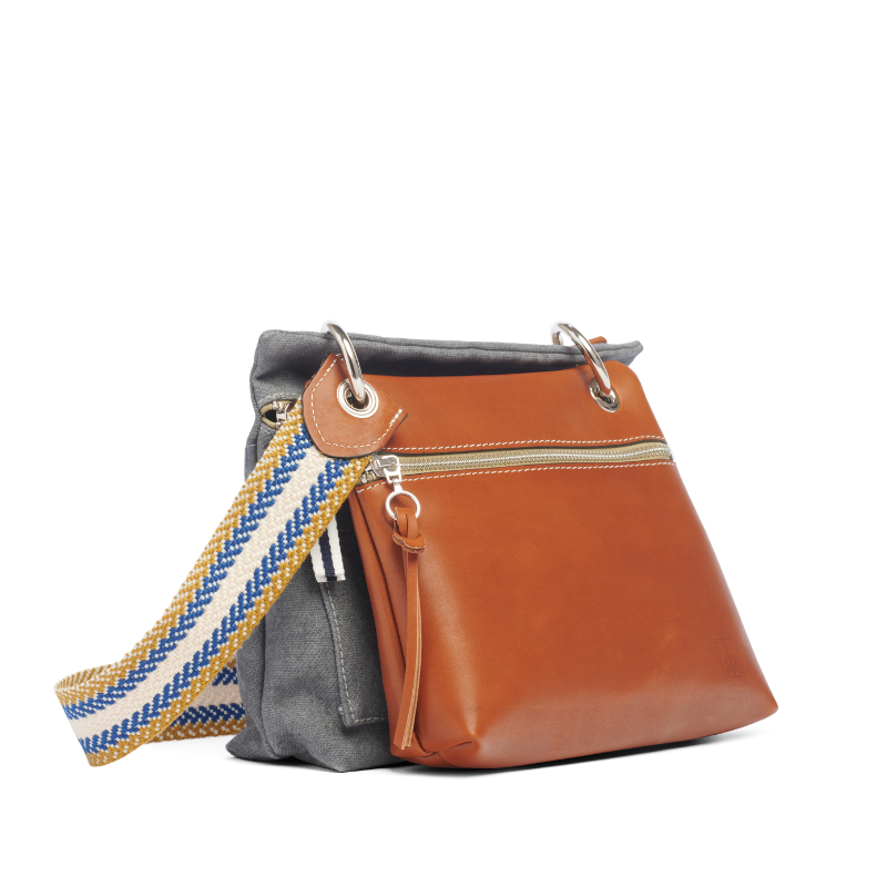 pochette yole en cuir naturel gold accrochee sur un equipier gris avec une sangle tribal pain d'epice