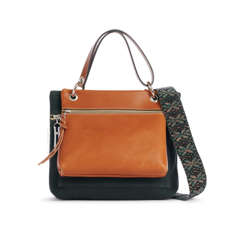 pochette yole en cuir naturel gold accrochee sur un equipier marine avec une anse canotage en cuir et une sangle floque brillant marine