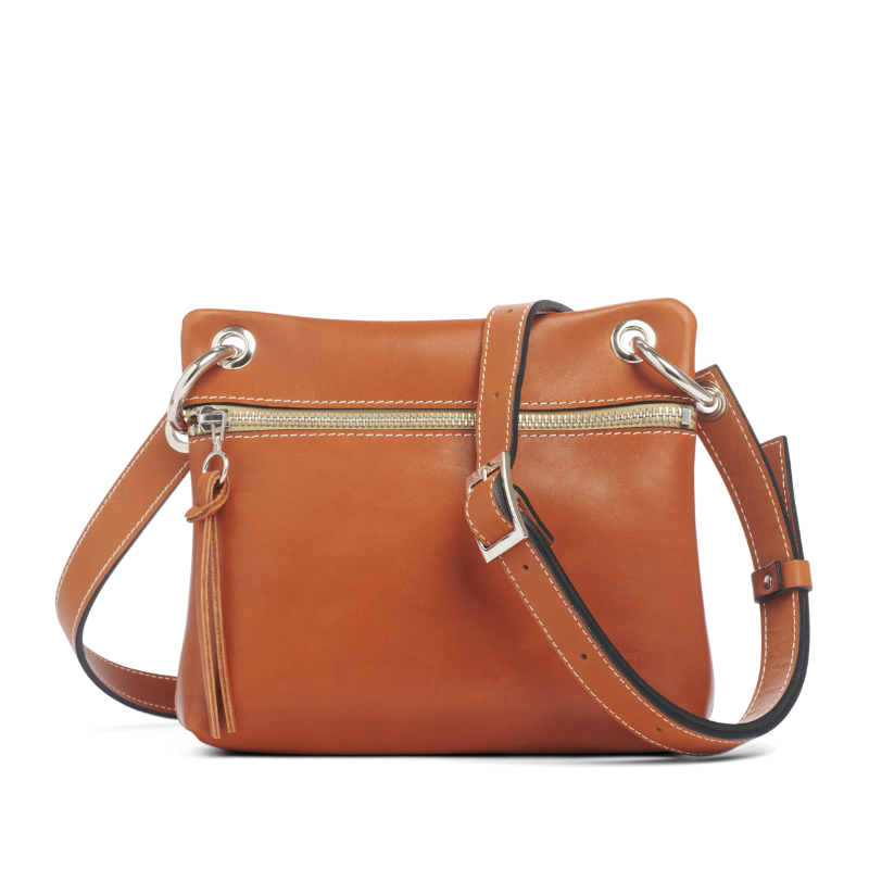 pochette yole en cuir naturel gold accrochee à une sangle réglable en cuir gold