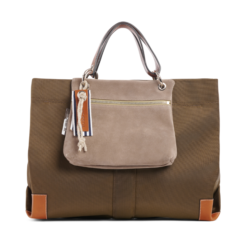 pochette yole en cuir vachette velours galet accroché à un sac canotage working en polyester givre kaki